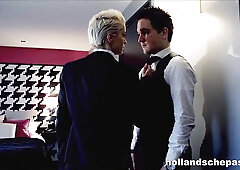 Mila Milan neukt met de baas