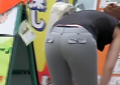 Babe in tight pants bends over and gets on candid butt video