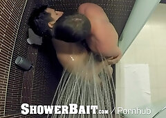 ShowerBait Moist Immense Spunk-Pump Douche FUCKIN'