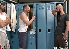 Stud cums in threeway getting spitroasted