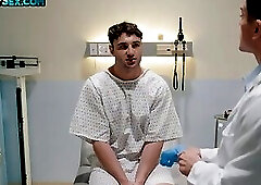 Muscled doctor barebacks bulky bottom in missionary