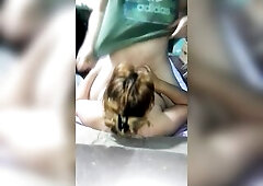 Jugando con sus tetas: escena casera en erect