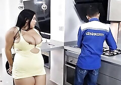 Slutty housewife seduces a gas technician - big beautiful woman Savannah Watson