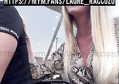 Je l'arrose de sperme dans le parking après l'avoir doigté au restaurant !