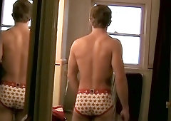 Gorgeous booty Kelly Cooper taunting and demonstrating off for you men