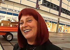 rothaarige omi blaesst beim casting