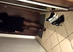 CROSSDRESSER IN HOSE PICK UP FOOD FROM DELIVERY HUNK